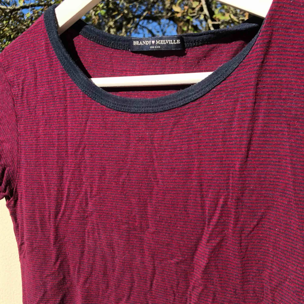 Röd & blårandig tröja ifrån brandymelville. Fint skick. Fraktillkostnad kommer . T-shirts.