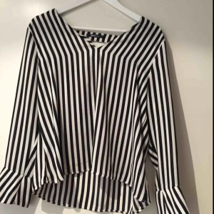  - Blus i nyskick, djup i ryggen.  