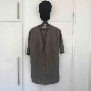  - Kort klänning, Grå, Knäppning i V-neck, Trekvartsärm, Ocersized, Använd tre gånger tyvärr för liten 