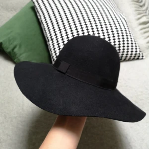  - Svart slokhatt i ull från Monki. Superfin till kappa och finaste skorna 🍂