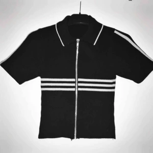  - Sportig tröja med dragkedja! Lite tjockare tyg, akrylaktigt. Slimmad modell!