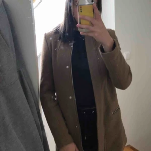  - Brun fin kappa Använd ganska mycket därför lite noppig Lite figursydd