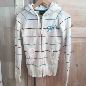  - En äldre peak performance stickad munkjacka i mycket bra skick.