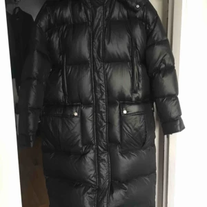  - Varm och go dunjacka från H&M med coola detaljer. Slutsåld på H&M så vitt jag vet. Den är helt oanvänd med prislapp kvar (nypris 1500:-). Storlek XS, men eftersom den är oversize passar den mig som normalt har storlek S/36. 