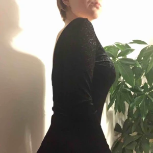  - En galet snygg svart glittrig klänning från Reserved som passar bra att gå ut pch festa i samt till jul och nyår❤️🍾 Kan sitta på axlarna men funkar också som off shoulder! Köparen står för frakt och jag tar swish💕😊