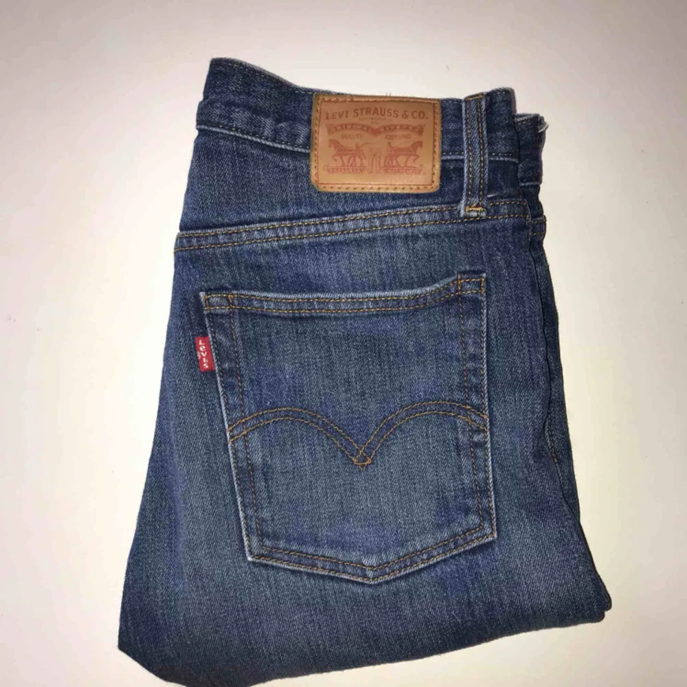 Ett par Levi’s jeans, öppen söm vid benen.  Sällan använda Frakt tillkommer. . Jeans & Byxor.