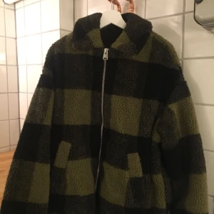  - Teddyjacka från Urban Outfitters som är helt slutsåld överallt! Köpt i början av hösten och använd ca 3 gånger. Jättefint skick :) storlek S men lite oversize. Kan mötas i Stockholm eller frakta! 