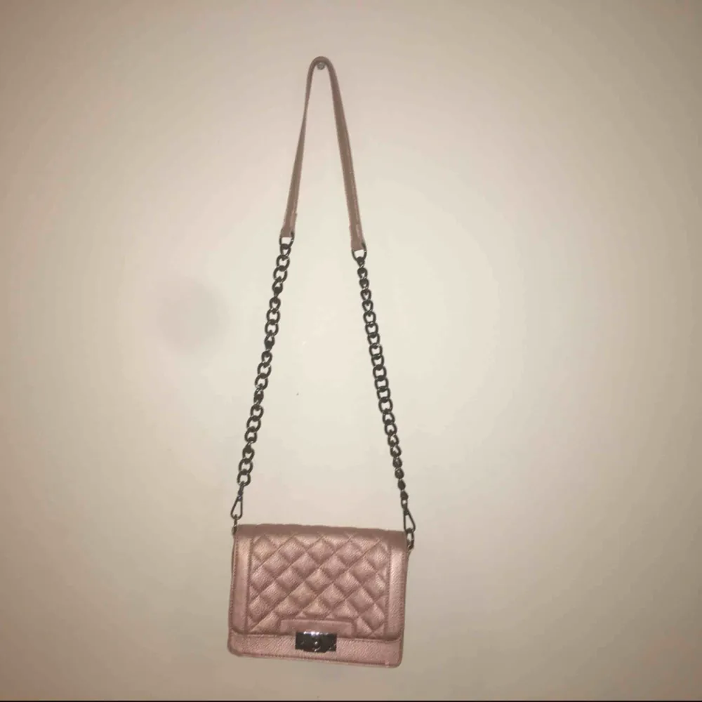 Crossbody bag i färgen rosa, köpt för 349kr och sälj för 120kr.  . Accessoarer.