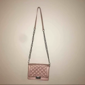  - Crossbody bag i färgen rosa, köpt för 349kr och sälj för 120kr.  