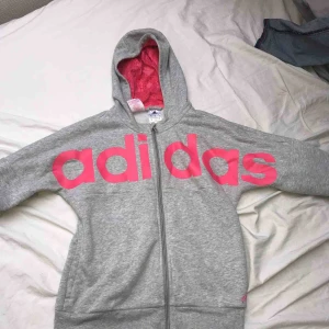  - Adidas kofta i grå och rosa! I fint skick! 300kr inklv frakt 