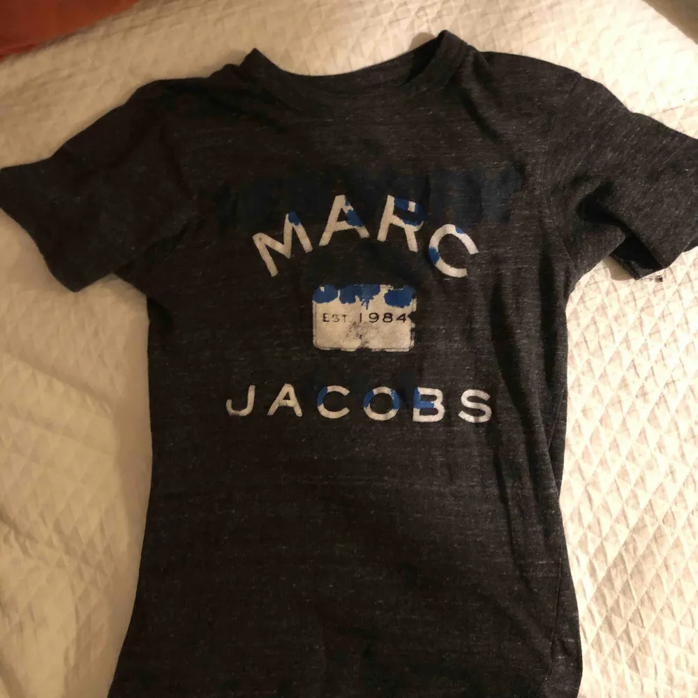 Marc by Marc Jacobs t-shirt, bra skick! . T-shirts.