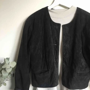  - Läderjacka köpt second hand. Har inga knappar, men jag använde den öppen. 100% läder. Frakt tillkommer. 