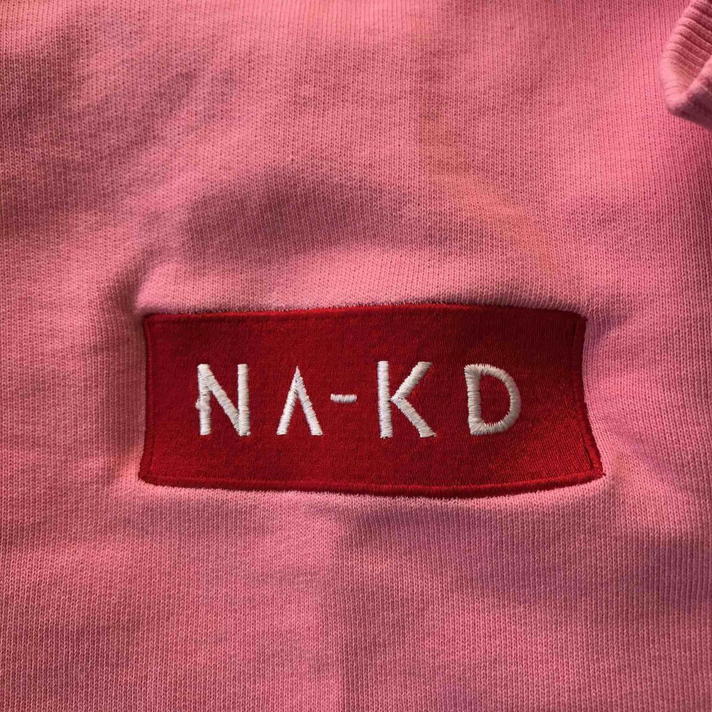 En rosa collagetröja med rött tryck från NA-KD. Har använt den men den förtjänas att användas mer!💕 Inklusive frakt. Mer bilder kan visas vid intresse. . Huvtröjor & Träningströjor.