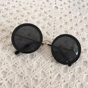  - Solglasögon från 80s Purple. Knappt använda. Om man inte kan mötas upp i Kalmar, tillkommer frakt (diskuteras vid köp) 💗