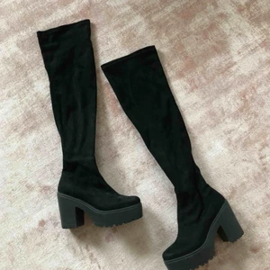  - Snygga & Sköna stövlar i fint skick! Imitationsmocka, stabil klack och bekväma.  En aning stora för mig (har storlek 38) därav knappt använda.  