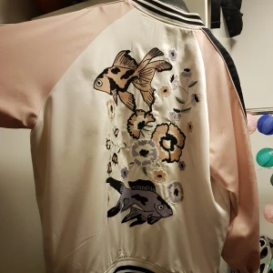  - Over-size bombarjacka från monki. Dubbelfodrad. Lite fläckig där fram, därför jag säljer den billigt. Nypris 600:- köpaten betalar frakten/alt. Mötas upp i malmö. 