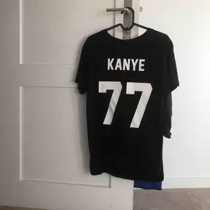 Svart t-shirt från Les (Art)ists, står Kanye på baksidan med numret 77  Köparen står för frakt 💎