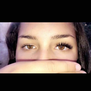  - Utbildad sedan 5 år tillbaka, gör volym, singel & megavolym om det önskas. Priser:  Singel: 400kr Volym: 600kr Megavolym: 800-900kr (beror på kundens egna fransar m.m)  OBS: Jag gör reklam åt min mamma men ni kan få tag på henne genom mig!