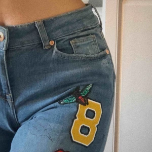  - Perfekt skick! Hål på knäet och broderat över framsidorna! Går precis över naveln!