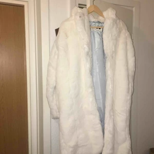  - Pälsjacka från Junkyard. Aldrig använd förutom på bild. Fejkpäls såååklart. Stor, varm, mysig. 