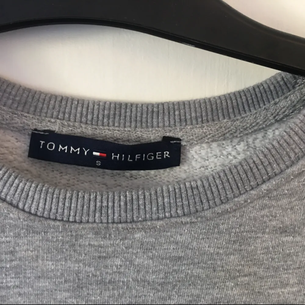 Tommy Hilfiger! Som ni ser är materialet inuti tröjan oerhört mysigt och tröjan i lag är jätteskön. Dock kommer den inte till användning då jag personligen inte passar i grått. Priset och hur vi gör med frakten kan sänkas vid snabb affär 👍🏻 nypris 1000k. Tröjor & Koftor.