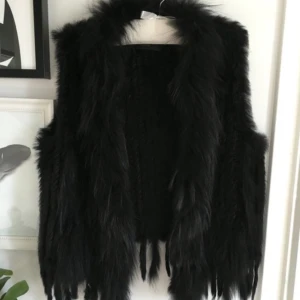  - Jättefin päls väst i äkta päls. Säljer då den aldrig kommer till användning. Bilderna är inte mina men den ser ut exakt som på dem. Lägger in bilder på min så fort som möjligt😊 kan sänka till 250kr ifall den blir köpt idag eller imon❤
