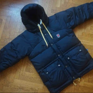  - säljer min super fina och varma Fjällräven Jacka i storlek S! bra skick, nypris 6000:- kr  pris kan diskuteras! :)