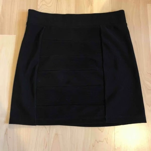  - Snygg kjol i svart färg. Ev frakt 29 kr🍁