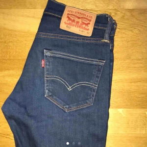  - Levis ”511” i strl 28/32. Köpta för längesen men har endast använts 2-3 ggr. Därav i nyskick. Herrmodell, men passar vem som beroende på hur man vill att dem ska sitta. Frakt ingår i priset