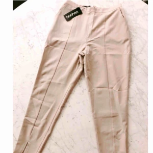  - Byxor från boohoo (nyligen köpta). Helt oanvända med etiketter kvar. Storlek UK10 (passar S/M). Nypris: 221kr. (Köparen betalar frakten)