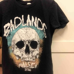  - Halsey merch från hennes Europa-turné 2016. Kul om man är ett Halsey-fan! Kan mötas upp i Skåne (gärna runt Malmö/Lund) annars står köparen för frakt. 