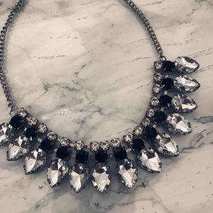  - Halsband.  Frakt ingår i priset.