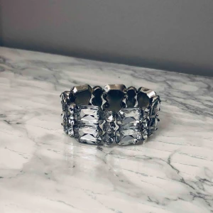  - Armband.  Frakt ingår i priset.