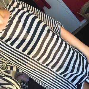  - Superfin svartvit randig blus, lätt genomskinlig. Endast provad, strl S😊