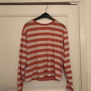  - Rosa vitt randig långärmad tröja från BikBok