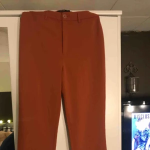  - Jättefina byxor från bikbok. Hög midja & vida ben, man får superfin figur i dessa! 