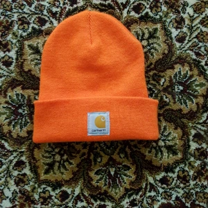  - Carhartt mössa orange. Köparen står för frakt 50kr.