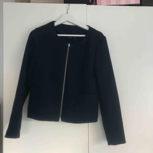  - En jättefin marinblå jacka/kofta/kavaj från Kiabi. Aldrig använd så lappen sitter kvar. 