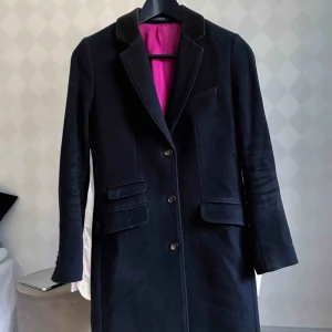  - Marinblå/navy damkappa från Morris. Storlek 32 men passar även mig som vanligtvis bär 34. Köptes på Morris i Stockholm för 3999:-. Fint skick.  Kan mötas upp i Stockholm, Uppsala eller Gävle. 