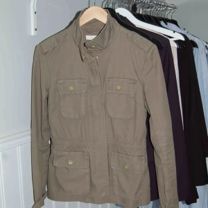  - Jag har vanligtvis 34, så passar 34-36. Fint skick. 