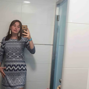  - Säljer min blå mönstring klänning. Beställd från Nelly.se  Jätte fin men säljer då den inte kommer till användning. Köparen står för ev frakt