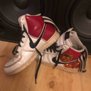  - Nike Vandal High Premium - 317953-101 - 2008 - EU 40  Trevligt använt skick.  Size EU 40 Kan hämtas i Uppsala eller skickas mot fraktkostnad. 58 SEK spårbar frakt