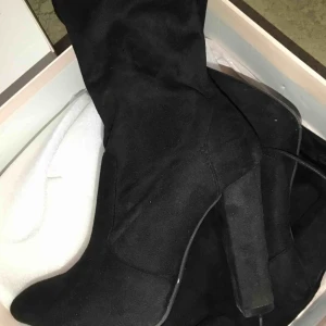  - Använda en gång, medföljer kartong. Knähöga 