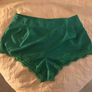  - Gröna sov/mysshorts från "Rebecca Stella for Nelly". Endast använda ett fåtal gånger. Superskönt lite silkesliknande material med spets nedtill och en liten dragkedja i sidan. Kan mötas upp i Uppsala annars tillkommer frakt! 