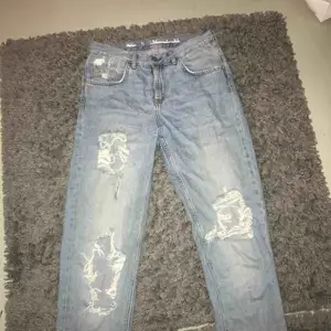 Super snygga jeans från bik bok med hög midja och slitningar på benen, har en liten rispa på benet men inget stort går att fixa till om man vill✨ Frakt ingår i priset+ tar swish Kolla gärna in mina andra plagg oxå👚👖👟