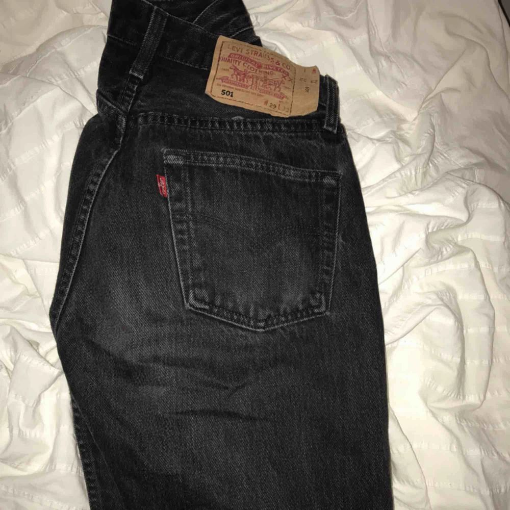Svarta Levis jeans! Avklippta nertill | Plick Second Hand