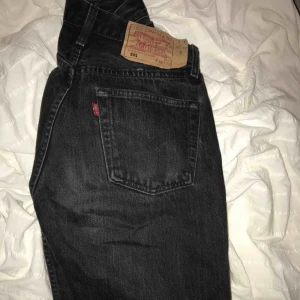  - Svarta Levis jeans! Avklippta nertill 