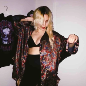  - Superfin morgonrock i paisleymönster. Köpt på plick men passade mig inte riktigt. Otroligt fin, känns väldigt lyxig! Går att knyta med ett svart band. Fraktar mot betalning 🦁 OBS bilderna är från tidigare ägare, har fått tillåtelse att använda dem