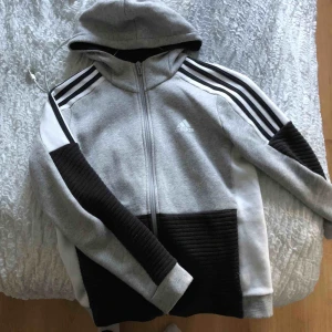  - Adidas kofta strl M barnstorlek (skulle säga xs) 
