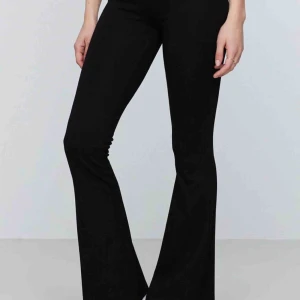  - Säljer mina bootcut byxor ifrån ginatricot i korta modellen